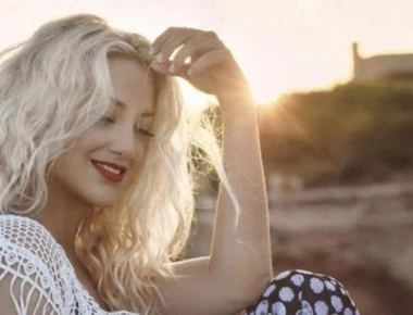 Εύα Τσάχρα: Αναστατώνει τον ανδρικό πληθυσμό με την αισθησιακή πόζα της (φωτο)